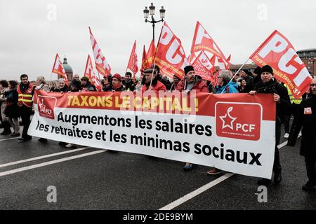 Banner der PCF (Kommunistische Partei Frankreichs). Nach dem nationalen Aufruf der Gewerkschaften CGT und Sud fand am 5. Februar 2019 eine Demonstration in Toulouse (Frankreich) statt. Mehr als 10 000 Menschen marschierten durch die Straßen der Stadt, indem sie gelbe Westen (Gilets Jaunes) und rote Westen vereinigen, bevor sie sich trotz der vielen Polizeikräfte reibungslos zerstreuen. Foto von Patrick Batard/ABACAPRESS.COM Stockfoto