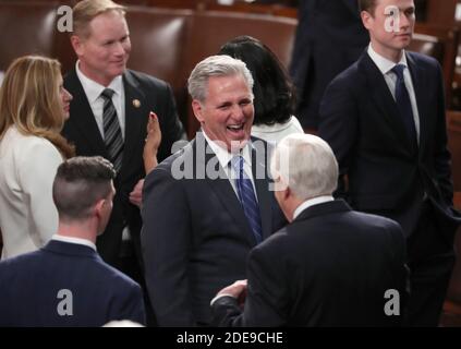 Minderheitsführer des Repräsentantenhauses der Vereinigten Staaten, Kevin McCarthy (Republikaner von Kalifornien) Er teilt sich einen leichten Moment mit seinen republikanischen Kollegen auf dem Boden, bevor US-Präsident Donald J. Trump am Dienstag, den 5. Februar 2019, seine zweite jährliche Rede zur Lage der Union auf einer gemeinsamen Sitzung des US-Kongresses im US-Kapitol in Washington, DC, USA, hält. Foto von Alex Edelman/CNP/ABACAPRESS.COM Stockfoto