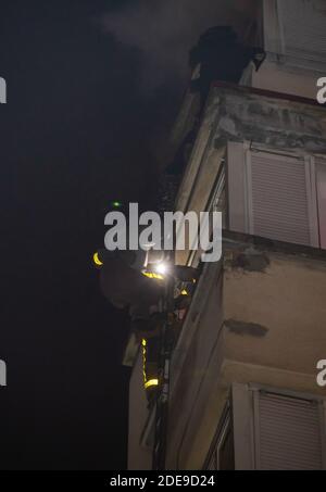 Dieses Handout-Foto, das in der Nacht vom 5. Februar 2019 von der Pariser Feuerwehr (BSPP) aufgenommen und veröffentlicht wurde, zeigt Feuerwehrleute, die Bewohner retten, als in einem Gebäude in der Erlanger Straße im 16. Arrondissement in Paris ein Feuer brennt. Eine Frau wurde wegen eines tödlichen Brandes, bei dem acht Menschen in Paris ums Leben kamen, verhaftet, und die Polizei behandelt das Feuer als möglichen Brandanschlag, sagte ein Staatsanwalt am 5. Februar. Foto von Benoit Moser/BSPP - Brigade de sapeurs-pompiers de Paris/ABACAPRESS.COM Stockfoto