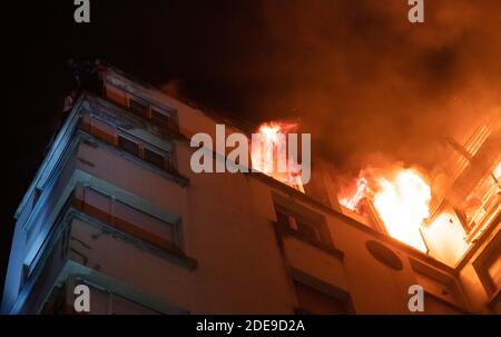 Dieses Handout-Foto, das in der Nacht vom 5. Februar 2019 von der Pariser Feuerwehr (BSPP) aufgenommen und veröffentlicht wurde, zeigt einen Brand in einem Gebäude in der Erlanger Straße im 16. Arrondissement in Paris, bei dem 8 Menschen ums Leben kamen. Eine Frau wurde wegen eines tödlichen Brandes, bei dem acht Menschen in Paris ums Leben kamen, verhaftet, und die Polizei behandelt das Feuer als möglichen Brandanschlag, sagte ein Staatsanwalt am 5. Februar. Foto von Benoit Moser/BSPP - Brigade de sapeurs-pompiers de Paris/ABACAPRESS.COM Stockfoto