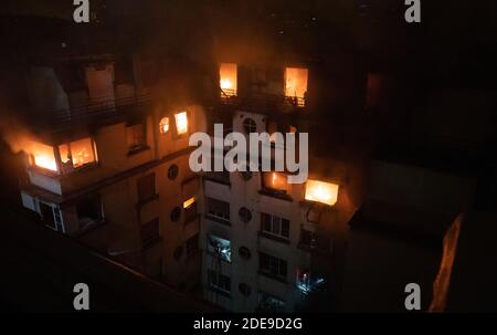 Dieses Handout-Foto, das in der Nacht vom 5. Februar 2019 von der Pariser Feuerwehr (BSPP) aufgenommen und veröffentlicht wurde, zeigt einen Brand in einem Gebäude in der Erlanger Straße im 16. Arrondissement in Paris, bei dem 8 Menschen ums Leben kamen. Eine Frau wurde wegen eines tödlichen Brandes, bei dem acht Menschen in Paris ums Leben kamen, verhaftet, und die Polizei behandelt das Feuer als möglichen Brandanschlag, sagte ein Staatsanwalt am 5. Februar. Foto von Benoit Moser/BSPP - Brigade de sapeurs-pompiers de Paris/ABACAPRESS.COM Stockfoto