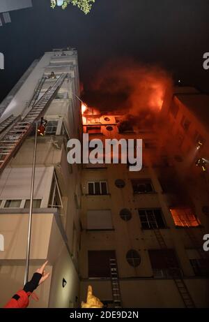 Dieses Handout-Foto, das in der Nacht vom 5. Februar 2019 von der Pariser Feuerwehr (BSPP) aufgenommen und veröffentlicht wurde, zeigt einen Brand in einem Gebäude in der Erlanger Straße im 16. Arrondissement in Paris, bei dem 8 Menschen ums Leben kamen. Eine Frau wurde wegen eines tödlichen Brandes, bei dem acht Menschen in Paris ums Leben kamen, verhaftet, und die Polizei behandelt das Feuer als möglichen Brandanschlag, sagte ein Staatsanwalt am 5. Februar. Foto von Benoit Moser/BSPP - Brigade de sapeurs-pompiers de Paris/ABACAPRESS.COM Stockfoto