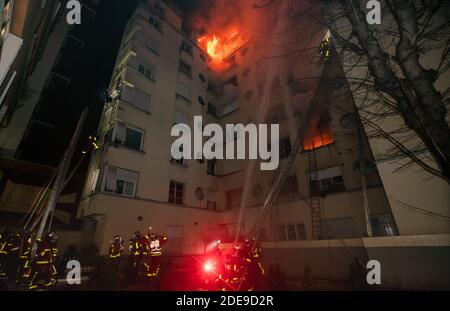 Dieses Handout-Foto, das in der Nacht vom 5. Februar 2019 von der Pariser Feuerwehr (BSPP) aufgenommen und veröffentlicht wurde, zeigt einen Brand in einem Gebäude in der Erlanger Straße im 16. Arrondissement in Paris, bei dem 8 Menschen ums Leben kamen. Eine Frau wurde wegen eines tödlichen Brandes, bei dem acht Menschen in Paris ums Leben kamen, verhaftet, und die Polizei behandelt das Feuer als möglichen Brandanschlag, sagte ein Staatsanwalt am 5. Februar. Foto von Benoit Moser/BSPP - Brigade de sapeurs-pompiers de Paris/ABACAPRESS.COM Stockfoto
