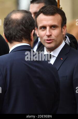 Der französische Präsident Emmanuel Macron (R) verlässt das Land nach einem Treffen mit den Bürgermeistern des Departements Saone-et-Loire im Rahmen der "großen nationalen Debatte" am 7. Februar 2019 in Autun, Zentralfrankreich. Der französische Präsident forderte eine zweimonatige Debatte, bei der seit Mitte Januar Dutzende Rathausversammlungen stattfanden, als Teil seiner Reaktion auf die Proteste der "Gelbwesten", die durch Wut über die hohen Lebenshaltungskosten ausgelöst wurden. Foto von Christian Liewig/ABACAPRESS.COM Stockfoto