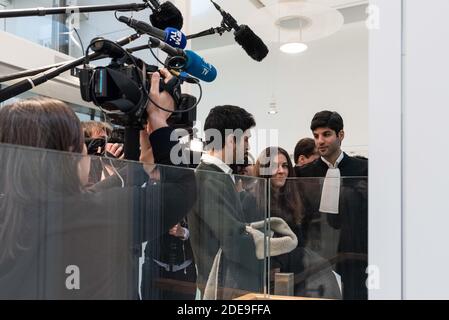 Das Ehepaar Chloe P und Georgios D wurden von Alexandre Benalla während der Ereignisse am Place de la Contrescarpe am 1. Mai 2018 belästigt und verhaftet und vor dem Pariser Gericht wegen "Wurfgeschleus auf die Polizei" verurteilt. Sie wurden von ihrem Anwalt, Herrn Sahand Sabre, begleitet. Paris, Frankreich, 8. Februar 2019. Foto von Samuel Boivin / ABACAPRESS.COM Stockfoto