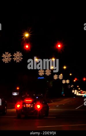 Main Street ist für Weihnachten, 15. Dezember 2012, in Columbus, Mississippi dekoriert. Columbus wurde 1821 gegründet und befindet sich in Lowndes County. Stockfoto