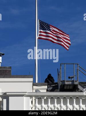 Die US-Flagge fliegt am 8. Februar 2019 am Halbmast über dem Weißen Haus in Washington, DC, nach dem Tod des dienstältesten Kongressmitglieds der US-Geschichte, des Michigan-Demokraten John Dingell, im Alter von 92 Jahren. DC.Foto von Olivier Douliery/ABACAPRESS.COM Stockfoto