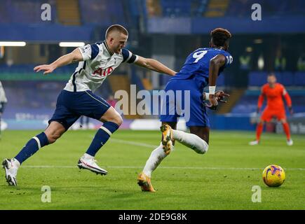 London, Großbritannien. November 2020. Chelsea's Tammy Abraham (R) steht mit Tottenham Hotspur's Eric Dier während der englischen Premier League zwischen Chelsea und Tottenham Hotspur am 29. November 2020 im Stamford Bridge Stadium in London, Großbritannien, auf. NUR FÜR REDAKTIONELLE ZWECKE. NICHT ZUM VERKAUF FÜR MARKETING- ODER WERBEKAMPAGNEN. KEINE VERWENDUNG MIT NICHT AUTORISIERTEN AUDIO-, VIDEO-, DATEN-, FIXTURE-LISTEN, CLUB/LEAGUE-LOGOS ODER „LIVE“-DIENSTEN. ONLINE-IN-MATCH-NUTZUNG AUF 45 BILDER BESCHRÄNKT, KEINE VIDEOEMULATION. KEINE VERWENDUNG IN WETTEN, SPIELEN ODER EINZELNEN CLUB/LEAGUE/PLAYER-PUBLIKATIONEN. Quelle: Han Yan/Xinhua/Alamy Live News Stockfoto