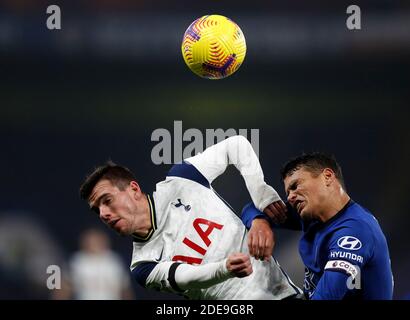 London, Großbritannien. November 2020. Chelsea's Thiago Silva (R) steht mit Tottenham Hotspur's Giovani Lo Celso während der englischen Premier League zwischen Chelsea und Tottenham Hotspur am 29. November 2020 im Stamford Bridge Stadium in London, Großbritannien, auf. NUR FÜR REDAKTIONELLE ZWECKE. NICHT ZUM VERKAUF FÜR MARKETING- ODER WERBEKAMPAGNEN. KEINE VERWENDUNG MIT NICHT AUTORISIERTEN AUDIO-, VIDEO-, DATEN-, FIXTURE-LISTEN, CLUB/LEAGUE-LOGOS ODER „LIVE“-DIENSTEN. ONLINE-IN-MATCH-NUTZUNG AUF 45 BILDER BESCHRÄNKT, KEINE VIDEOEMULATION. KEINE VERWENDUNG IN WETTEN, SPIELEN ODER EINZELNEN CLUB/LEAGUE/PLAYER-PUBLIKATIONEN. Quelle: Han Yan/Xinhua/Alamy Live News Stockfoto