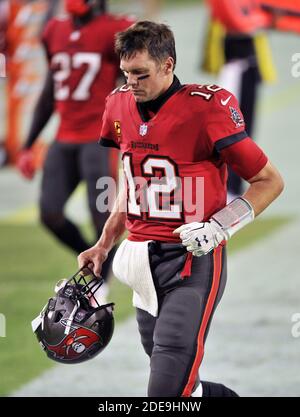 Tampa, Usa. November 2020. Tampa Bay Buccaneers Quarterback Tom Brady joggt zum Tunnel am Ende eines Fußballspiels gegen die Kansas City Chiefs im Raymond James Stadium in Tampa, Florida am Sonntag, 29. November 2020. Die Chiefs schlugen die Buccaneers 27-24. Foto von Steve Nesius/UPI Kredit: UPI/Alamy Live Nachrichten Stockfoto