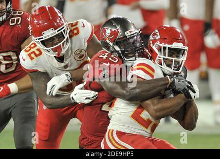 Tampa, Usa. November 2020. Deon Yelder (82) von Kansas City Chiefs versucht, den Griff von Devin White (45) von Tampa Bay Buccaneers zu lockern, als er Clyde Edwards-Helaire (R) von Kansas City während des vierten Quartals im Raymond James Stadium in Tampa, Florida, am Sonntag, 29. November 2020, in Angriff nimmt. Foto von Steve Nesius/UPI Kredit: UPI/Alamy Live Nachrichten Stockfoto