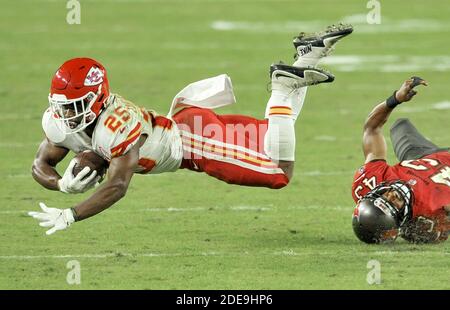 Tampa, Usa. November 2020. Kansas City Chiefs laufen zurück Clyde Edwards-Helaire (25) fliegt über Tampa Bay Buccaneers' Ross Cockerell (43) während des vierten Quartals im Raymond James Stadium in Tampa, Florida am Sonntag, 29. November 2020. Die Chiefs schlugen die Buccaneers 27-24. Foto von Steve Nesius/UPI Kredit: UPI/Alamy Live Nachrichten Stockfoto
