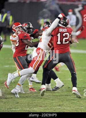 Tampa, Usa. November 2020. Tampa Bay Buccaneers Quarterback Tom Brady (12) wird am Sonntag, den 29. November 2020, vom Kansas City Chiefs' Frank Clark (C) im vierten Quartal im Raymond James Stadium in Tampa, Florida, getroffen. Die Chiefs schlugen die Buccaneers 27-24. Foto von Steve Nesius/UPI Kredit: UPI/Alamy Live Nachrichten Stockfoto