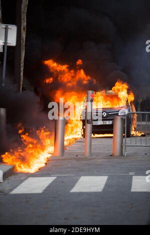 Während einer Demonstration in Paris am 9. Februar 2019 brennt ein Wagen der Sicherheitsoperation Sentinelle vor dem Eiffelturm, während die Demonstranten der "Gelben Westen" (Gilets Jaunes) zum 13. Samstagabend 13 auf die Straße gehen. Die "Gelbwesten" (Gilets Jaunes) Bewegung in Frankreich begann ursprünglich als Protest gegen geplante Treibstoffanhebungen, hat sich aber in einen Massenprotest gegen die Politik des französischen Präsidenten und den Regierungsstil von oben nach unten verwandelt. Foto von Raphael Lafargue/ABACAPRESS.COM Stockfoto