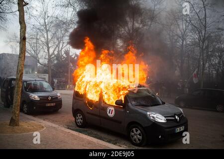 Während einer Demonstration in Paris am 9. Februar 2019 brennt ein Wagen der Sicherheitsoperation Sentinelle vor dem Eiffelturm, während die Demonstranten der "Gelben Westen" (Gilets Jaunes) zum 13. Samstagabend 13 auf die Straße gehen. Die "Gelbwesten" (Gilets Jaunes) Bewegung in Frankreich begann ursprünglich als Protest gegen geplante Treibstoffanhebungen, hat sich aber in einen Massenprotest gegen die Politik des französischen Präsidenten und den Regierungsstil von oben nach unten verwandelt. Foto von Raphael Lafargue/ABACAPRESS.COM Stockfoto