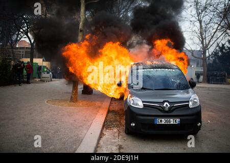 Während einer Demonstration in Paris am 9. Februar 2019 brennt ein Wagen der Sicherheitsoperation Sentinelle vor dem Eiffelturm, während die Demonstranten der "Gelben Westen" (Gilets Jaunes) zum 13. Samstagabend 13 auf die Straße gehen. Die "Gelbwesten" (Gilets Jaunes) Bewegung in Frankreich begann ursprünglich als Protest gegen geplante Treibstoffanhebungen, hat sich aber in einen Massenprotest gegen die Politik des französischen Präsidenten und den Regierungsstil von oben nach unten verwandelt. Foto von Raphael Lafargue/ABACAPRESS.COM Stockfoto