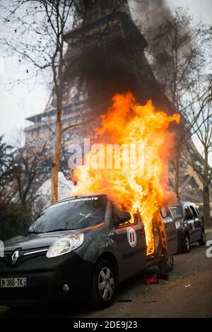 Während einer Demonstration in Paris am 9. Februar 2019 brennt ein Wagen der Sicherheitsoperation Sentinelle vor dem Eiffelturm, während die Demonstranten der "Gelben Westen" (Gilets Jaunes) zum 13. Samstagabend 13 auf die Straße gehen. Die "Gelbwesten" (Gilets Jaunes) Bewegung in Frankreich begann ursprünglich als Protest gegen geplante Treibstoffanhebungen, hat sich aber in einen Massenprotest gegen die Politik des französischen Präsidenten und den Regierungsstil von oben nach unten verwandelt. Foto von Raphael Lafargue/ABACAPRESS.COM Stockfoto