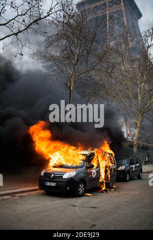 Während einer Demonstration in Paris am 9. Februar 2019 brennt ein Wagen der Sicherheitsoperation Sentinelle vor dem Eiffelturm, während die Demonstranten der "Gelben Westen" (Gilets Jaunes) zum 13. Samstagabend 13 auf die Straße gehen. Die "Gelbwesten" (Gilets Jaunes) Bewegung in Frankreich begann ursprünglich als Protest gegen geplante Treibstoffanhebungen, hat sich aber in einen Massenprotest gegen die Politik des französischen Präsidenten und den Regierungsstil von oben nach unten verwandelt. Foto von Raphael Lafargue/ABACAPRESS.COM Stockfoto