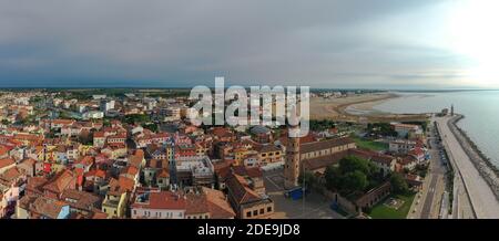 Strand und Kirche der Kathedrale von Caorle Panorama-Stadt Von oben Stockfoto