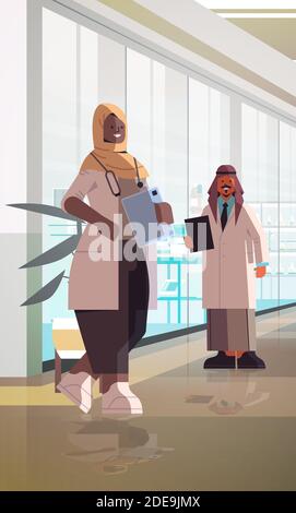 arabisch Ärzte paar in Uniform stehend zusammen Mann Frau medizinisch Fachleute diskutieren während der Sitzung Medizin Gesundheitswesen Konzept Klinik interior vertikal Vektordarstellung in voller Länge Stock Vektor
