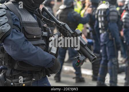 Polizeibeamte benutzen ihr LBD-40 Gewehr (Typ FLashball), um die Menge in Schach zu halten. Mehrere tausend Menschen, die behaupten, Teil der sogenannten Yellow Jackets (' Gilets Jaunes') Bewegung zu sein, nahmen an der Demonstration des 13. Gesetzes in den Straßen von Paris Teil. Die Demonstration fand zwischen den Champs-Elysées und dem Champ de Mars mit vielen Gewaltakten auf dem Weg statt. Paris, Frankreich, 9. Februar 2019. Foto von Samuel Boivin/ABACAPRESS.COM Stockfoto