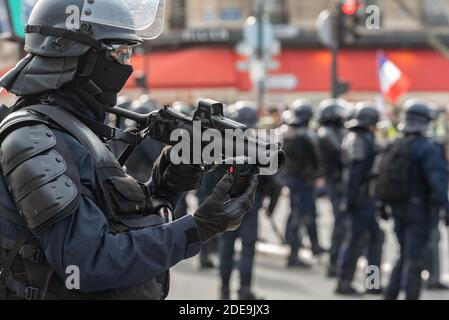 Polizeibeamte benutzen ihr LBD-40 Gewehr (Typ FLashball), um die Menge in Schach zu halten. Mehrere tausend Menschen, die behaupten, Teil der sogenannten Yellow Jackets (' Gilets Jaunes') Bewegung zu sein, nahmen an der Demonstration des 13. Gesetzes in den Straßen von Paris Teil. Die Demonstration fand zwischen den Champs-Elysées und dem Champ de Mars mit vielen Gewaltakten auf dem Weg statt. Paris, Frankreich, 9. Februar 2019. Foto von Samuel Boivin/ABACAPRESS.COM Stockfoto