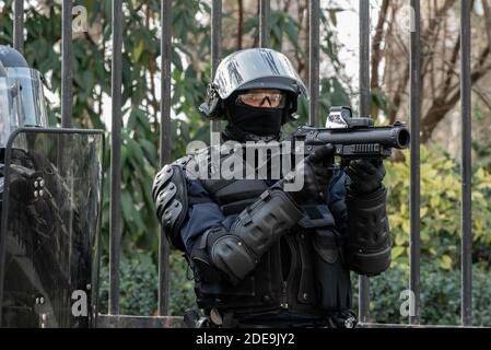 Polizeibeamte benutzen ihr LBD-40 Gewehr (Typ FLashball), um die Menge in Schach zu halten. Mehrere tausend Menschen, die behaupten, Teil der sogenannten Yellow Jackets (' Gilets Jaunes') Bewegung zu sein, nahmen an der Demonstration des 13. Gesetzes in den Straßen von Paris Teil. Die Demonstration fand zwischen den Champs-Elysées und dem Champ de Mars mit vielen Gewaltakten auf dem Weg statt. Paris, Frankreich, 9. Februar 2019. Foto von Samuel Boivin/ABACAPRESS.COM Stockfoto