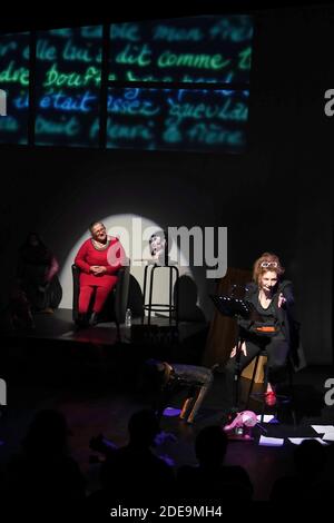 Corinne Masiero ( en noir) et Adolpha van Meerhaeghe ( en Rouge) dans la piece 'La Vie Bien Renger d'Adolpha' au Theatre Charcot de Marcq-en-Baroeul, pres de Lille, le 09 Fevrier 2019. Foto von Sylvain Lefevre/ABACAPRESS.COM Stockfoto