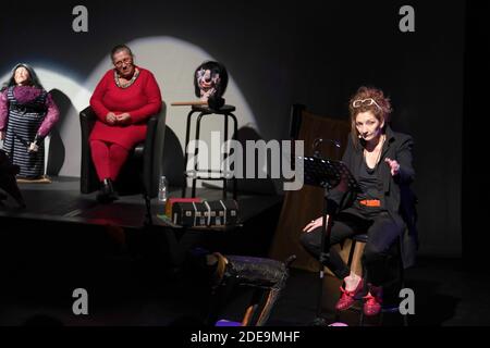 Corinne Masiero ( en noir) et Adolpha van Meerhaeghe ( en Rouge) dans la piece 'La Vie Bien Renger d'Adolpha' au Theatre Charcot de Marcq-en-Baroeul, pres de Lille, le 09 Fevrier 2019. Foto von Sylvain Lefevre/ABACAPRESS.COM Stockfoto