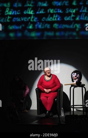 Corinne Masiero ( en noir) et Adolpha van Meerhaeghe ( en Rouge) dans la piece 'La Vie Bien Renger d'Adolpha' au Theatre Charcot de Marcq-en-Baroeul, pres de Lille, le 09 Fevrier 2019. Foto von Sylvain Lefevre/ABACAPRESS.COM Stockfoto