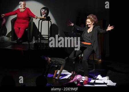 Corinne Masiero ( en noir) et Adolpha van Meerhaeghe ( en Rouge) dans la piece 'La Vie Bien Renger d'Adolpha' au Theatre Charcot de Marcq-en-Baroeul, pres de Lille, le 09 Fevrier 2019. Foto von Sylvain Lefevre/ABACAPRESS.COM Stockfoto