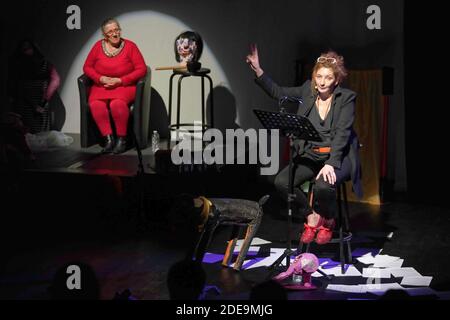 Corinne Masiero ( en noir) et Adolpha van Meerhaeghe ( en Rouge) dans la piece 'La Vie Bien Renger d'Adolpha' au Theatre Charcot de Marcq-en-Baroeul, pres de Lille, le 09 Fevrier 2019. Foto von Sylvain Lefevre/ABACAPRESS.COM Stockfoto