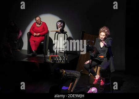 Corinne Masiero ( en noir) et Adolpha van Meerhaeghe ( en Rouge) dans la piece 'La Vie Bien Renger d'Adolpha' au Theatre Charcot de Marcq-en-Baroeul, pres de Lille, le 09 Fevrier 2019. Foto von Sylvain Lefevre/ABACAPRESS.COM Stockfoto