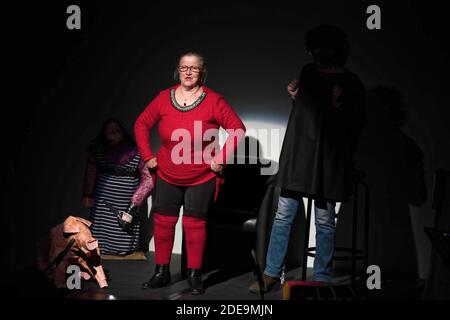 Corinne Masiero ( en noir) et Adolpha van Meerhaeghe ( en Rouge) dans la piece 'La Vie Bien Renger d'Adolpha' au Theatre Charcot de Marcq-en-Baroeul, pres de Lille, le 09 Fevrier 2019. Foto von Sylvain Lefevre/ABACAPRESS.COM Stockfoto
