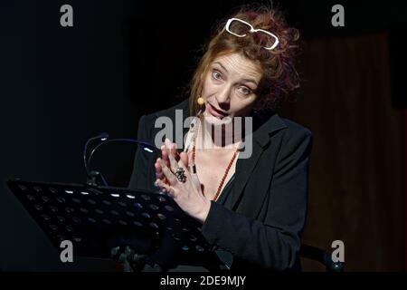 Corinne Masiero ( en noir) et Adolpha van Meerhaeghe ( en Rouge) dans la piece 'La Vie Bien Renger d'Adolpha' au Theatre Charcot de Marcq-en-Baroeul, pres de Lille, le 09 Fevrier 2019. Foto von Sylvain Lefevre/ABACAPRESS.COM Stockfoto