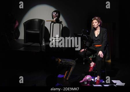 Corinne Masiero ( en noir) et Adolpha van Meerhaeghe ( en Rouge) dans la piece 'La Vie Bien Renger d'Adolpha' au Theatre Charcot de Marcq-en-Baroeul, pres de Lille, le 09 Fevrier 2019. Foto von Sylvain Lefevre/ABACAPRESS.COM Stockfoto
