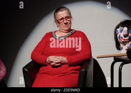Corinne Masiero ( en noir) et Adolpha van Meerhaeghe ( en Rouge) dans la piece 'La Vie Bien Renger d'Adolpha' au Theatre Charcot de Marcq-en-Baroeul, pres de Lille, le 09 Fevrier 2019. Foto von Sylvain Lefevre/ABACAPRESS.COM Stockfoto