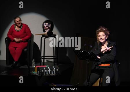 Corinne Masiero ( en noir) et Adolpha van Meerhaeghe ( en Rouge) dans la piece 'La Vie Bien Renger d'Adolpha' au Theatre Charcot de Marcq-en-Baroeul, pres de Lille, le 09 Fevrier 2019. Foto von Sylvain Lefevre/ABACAPRESS.COM Stockfoto