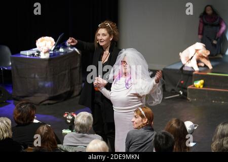 Corinne Masiero ( en noir) et Adolpha van Meerhaeghe ( en Rouge) dans la piece 'La Vie Bien Renger d'Adolpha' au Theatre Charcot de Marcq-en-Baroeul, pres de Lille, le 09 Fevrier 2019. Foto von Sylvain Lefevre/ABACAPRESS.COM Stockfoto