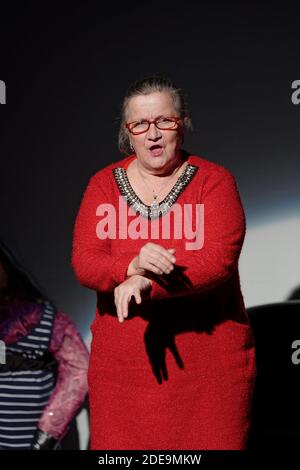 Corinne Masiero ( en noir) et Adolpha van Meerhaeghe ( en Rouge) dans la piece 'La Vie Bien Renger d'Adolpha' au Theatre Charcot de Marcq-en-Baroeul, pres de Lille, le 09 Fevrier 2019. Foto von Sylvain Lefevre/ABACAPRESS.COM Stockfoto