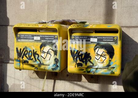 Die Streetart-Künstlerin C215 putzt die Briefkästen mit dem Bildnis von Simone weil, nachdem am 12. Februar 2019 in Paris ein Hakenkreuz getaggt wurde. Foto von Patrick Pierrot/Avenir Pictures/ABACAPRESS.COM Stockfoto