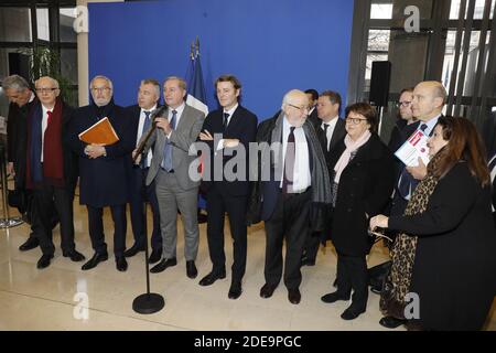 Philippe Saurel, Bürgermeister von Montpellier, Yvon Robert, Bürgermeister von Nancy Andre Rossinot, Bürgermeister von Toulouse Jean-Luc Moudenc, Bürgermeister von Dijon Francois Rebsamen, Bürgermeister von Bordeaux Alain Juppe, Bürgermeister von Troyes Francois Baroin, Martine Aubry, Bürgermeisterin von Lille, während des Treffens mit den Bürgermeistern der großen Städte, die von den Demonstrationen der "gelben Westen" in den Büros des Finanzministeriums in Paris, Frankreich, am 13. Februar 2019 betroffen waren. Horto von Henri Szwarc/ABACAPRESS.COM Stockfoto