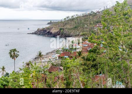 Blick auf Amed - Ozean, Bucht, Häuser, Boote jukung, Karangasem Regency, Bali, Indonesien Stockfoto