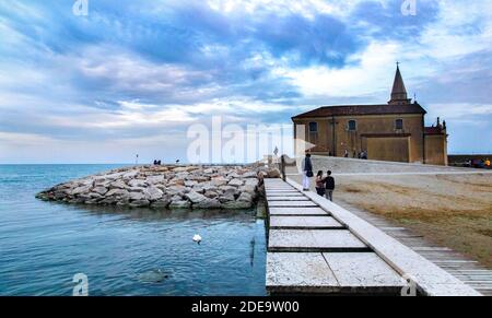 Sanctuary Madonna dell'Angelo in Caorle mit Klippe und Strand auf Das Meer und der wolkige Himmel Stockfoto