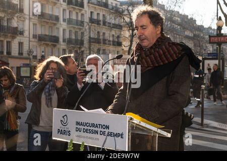 François Morel Schauspieler und Regisseur, spricht zum Publikum, wie Anne Hidalgo, Bürgermeister von Paris, enthüllt ein Wandfresko aus einem Kunstwerk des Künstlers Jean-Jacques Sempe in Anwesenheit des Künstlers, Jacques Aidenbaum, Bürgermeister des 3. Bezirks, Jean Jacques Decaux, vorsitzender von JC Decaux und Jean Marie Havaire Künstler, der die Wand gemalt, an der Kreuzung von Boulevard des Filles du Calvaire und Rue Froissard, 3. Bezirk von Paris, Frankreich, 16. Februar 2019. Foto von Daniel Derajinski/ABACAPRESS.COM Stockfoto