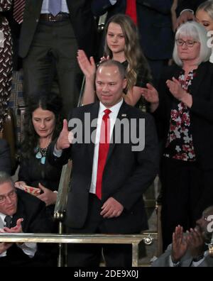 Elvin Hernandez, ein Special Agent mit dem Menschenhandel Einheit des Department of Homeland SecurityâÂ € Â™s Homeland Security Investigations Division, Würdigt den Beifall des Publikums, nachdem der US-Präsident Donald J. Trump am Dienstag, den 5. Februar 2019, in seiner zweiten jährlichen Rede zur Lage der Union auf einer gemeinsamen Sitzung des US-Kongresses im US-Kapitol in Washington, DC, vorgestellt wurde. Hinter Mr. Hernandez, von links nach rechts, sind: Heather Armstrong, Madison Armstrong und Debra Bissell abgebildet. Foto von Alex Edelman / CNP/ABACAPRESS.COM Stockfoto