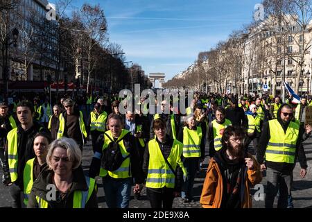 Um die 3 Monate der Bewegung der Gelben Westen (Gilets Jaunes) zu feiern, versammelten sich einige hundert Menschen auf den Champs-Elysées, um an einem friedlichen marsch zum Champ de Mars teilzunehmen. So wenige Menschen reagierten auf den Anruf, aber die Demonstration fand in einer ruhigen Atmosphäre statt. Paris, Frankreich, 17. Februar 2019. Foto von Samuel Boivin/ABACAPRESS.COM Stockfoto