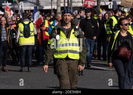 Um die 3 Monate der Bewegung der Gelben Westen (Gilets Jaunes) zu feiern, versammelten sich einige hundert Menschen auf den Champs-Elysées, um an einem friedlichen marsch zum Champ de Mars teilzunehmen. So wenige Menschen reagierten auf den Anruf, aber die Demonstration fand in einer ruhigen Atmosphäre statt. Paris, Frankreich, 17. Februar 2019. Foto von Samuel Boivin/ABACAPRESS.COM Stockfoto