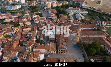 Strand und Kirche der Kathedrale von Caorle Panorama-Stadt Von oben Stockfoto