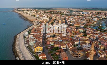 Strand und Kirche der Kathedrale von Caorle Panorama-Stadt Von oben Stockfoto